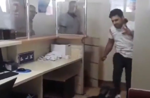 Dehşet anları kamerada! Sağlık çalışanını bıçaklayıp yerde yatarken tekmeledi!