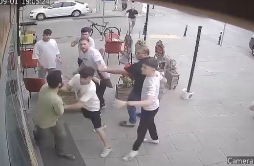 Sultanbeyli'de husumetlilerin kavgası boks maçını aratmadı! O anlar kameralara yansıdı