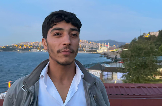 Gece vakti sokakta ayrılan sevgililere şarkı söyleyen genç viral oldu!