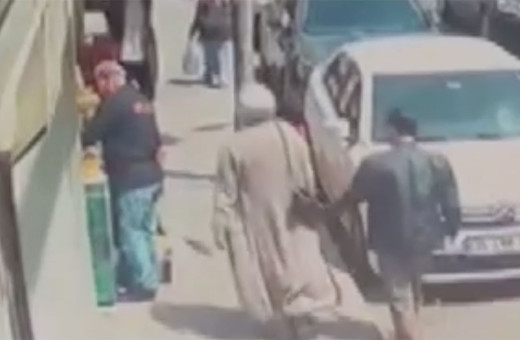 Beyoğlu'nda yankesici kameralarda! Kadınları hedef aldı, saniyeler içinde telefon çaldı