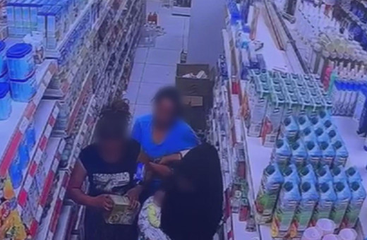 Çaldığı bebek mamasını eteğinin altına sakladı! Hırsızlık anları kameraya yakalandı