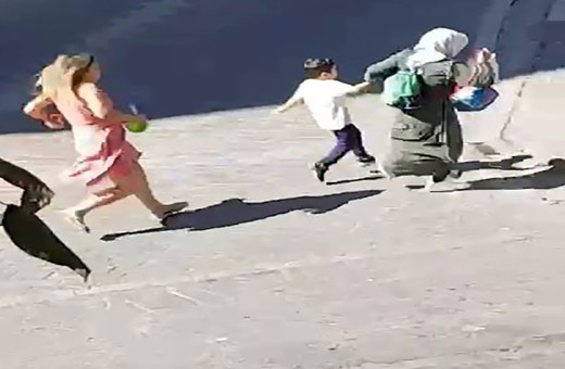 Esenyurt'ta bir kadın, önüne gelene saldırdı! O anlar kameraya yansırken, valilikten açıklama geldi