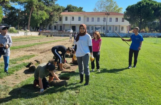 Balıkesir'de Tarım Meslek Lisesi öğrencileri tarlada üretiyor
