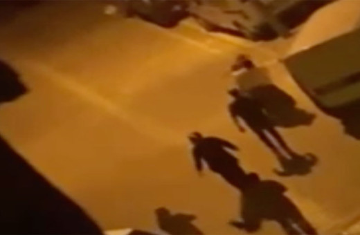 Esenyurt'ta kız kardeşler sokak ortasında saç baş birbirine girdi!