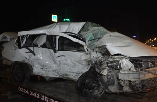 Bursa'da 2 otomobil kafa kafaya çarpıştı! Kaza anı kameralara yansıdı