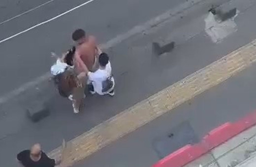 Pendik'te anne-oğul sokak ortasında birbirine girdi! Kavga anı kamerada