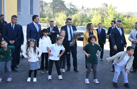 Milli Eğitim Bakanı Yusuf Tekin öğrencilerle egzersiz yaptı, 'kutu kutu pense' oynadı