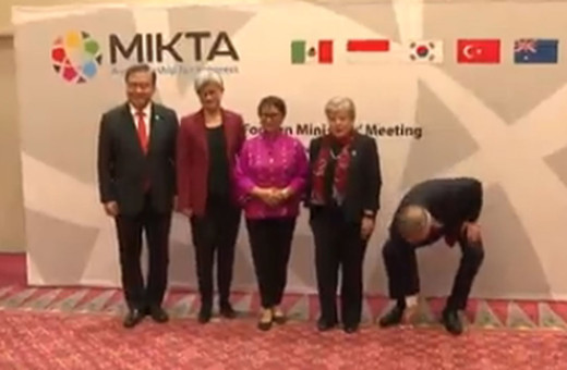 Hakan Fidan törende yerdeki Türk bayrağını kaldırdı