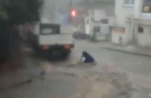 Sancaktepe'de bisikletiyle gezerken az daha boğuluyordu o anlar kamerada