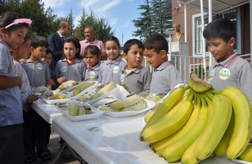 Mersin'de kırsaldaki öğrencilere 1 ton muz dağıtıldı!