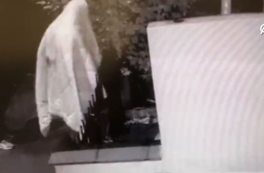 Üzerine çarşaf geçirerek bisiklet çaldı! Güvenlik kamerasınca kaydedildi