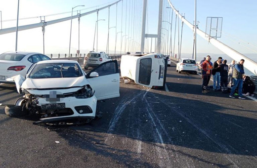 Osmangazi Köprüsü'nde 4 araç birbirine girdi kaza anı saniye saniye kameralara yansıdı