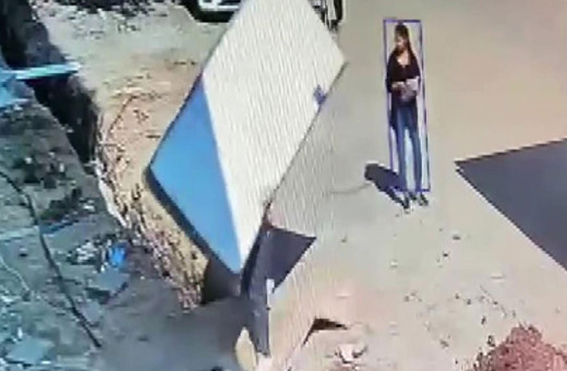 Ev eşyası taşırken alt yapı çukuruna düştü!