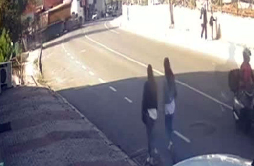 Beylikdüzü'nde motosikletli kapkaççılar yolda yürüyen kadının çantasını çaldı