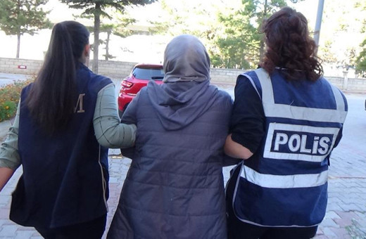 Karaman’da FETÖ'den aranan kadın evinin kilerindeki özel bölmede yakalandı