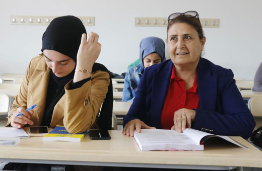 Ev hanımlığından sıkılan kadın, 60 yaşında çift ana dal ile üniversite okuyor!