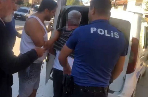Genç kızın yardım çığlıklarını duyup tacizciyi yaka paça polise teslim ettiler
