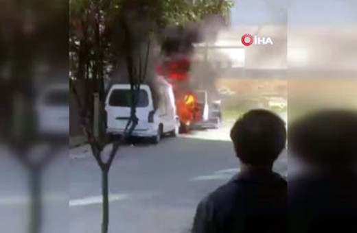 Minibüs yandı, şoför atlayıp kurtuldu!
