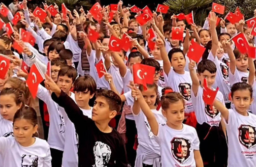 Şehit Öğretmen Hasan Akan İlkokulu öğrencileri Ataşehir'i inletti! Tüyleri diken diken eden gösteri...