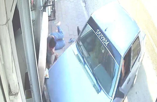 Adana’da şaşkına çeviren kaza: Kanepede uyuyan adama otomobil çarptı görüntüsü ortaya çıktı