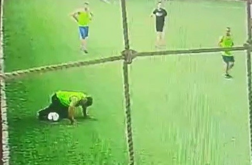 Halı sahada kalp krizi geçiren kişi öldü: O anlar kamerada