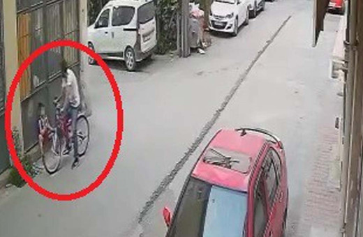 Bisikletle gelip 9 yaşındaki çocuğa hakaret edip gözüne biber gazı sıktı! Trabzonspor futbolcusu çıktı