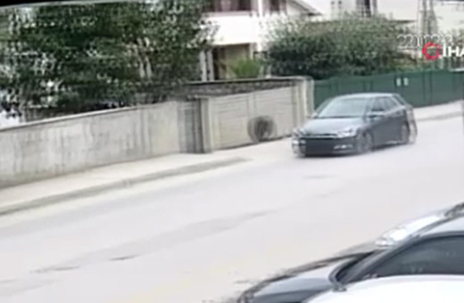 Sakarya'da seyir halinde kopan teker otomobile çarptı! O anlar kamerada