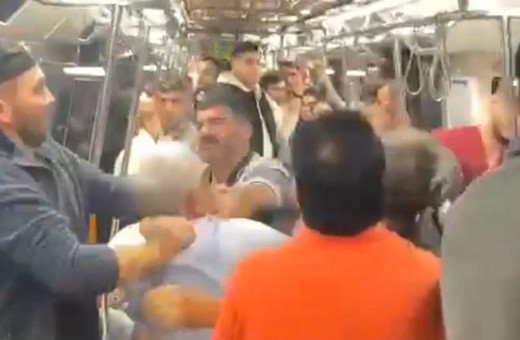 Metroda tükürük kavgası! İki kişi tekme ve yumruklarla birbirine girdi bir yolcu o anları böyle kaydetti
