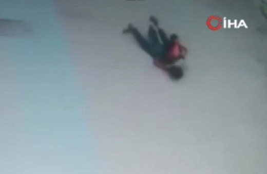 İzmir'de feci görüntü! Şakalaşan çocuklar otomobilin altında kaldı