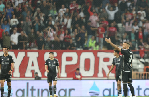 Beşiktaş, Antalyaspor deplasmanında ağır yara aldı