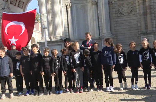 "Aaaa İmamoğlu..." Koşa koşa geldi, çocukların fotoğrafına habersiz girdi