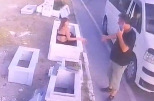 Genç kadın boş mezara girdi yoldan geçen adam onu görünce