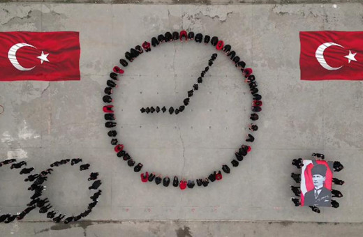 Öğrencilerin 10 Kasım koreografisi büyük ilgi gördü