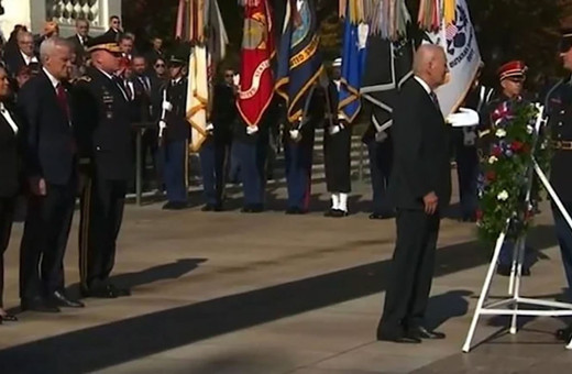 ABD Başkanı Biden'in kafası yine karıştı! Törende şaşırdı ne yapacağını askere sordu! İşte o anlar...