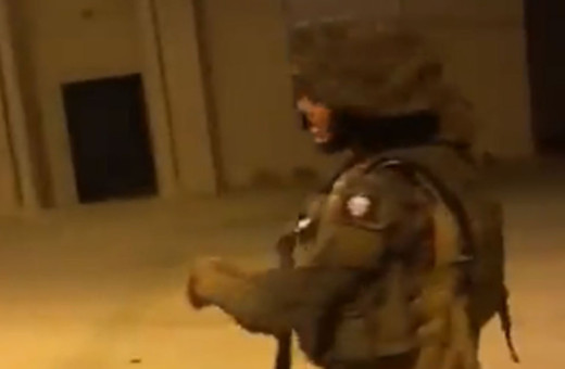 İsrail askeri cami girişine el bombası bırakıp o anları kayda aldırdı sosyal medyada paylaştı