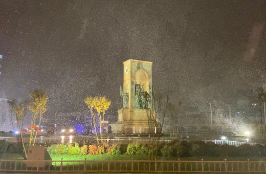  İstanbul’da mevsimin ilk kar yağışı başladı! Taksim beyaza büründü! İşte görüntüleri...