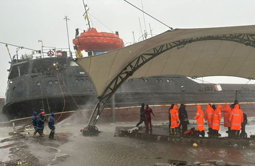 Zonguldak'ta fırtına gemiyi ikiye böldü! Karaya oturan geminin personeli kurtarıldı