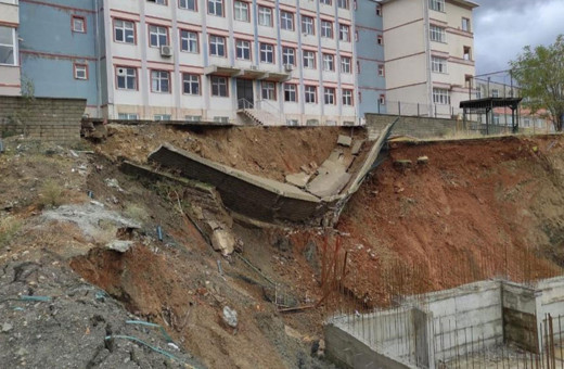 Batman'da okulun istinat duvarı çöktü!