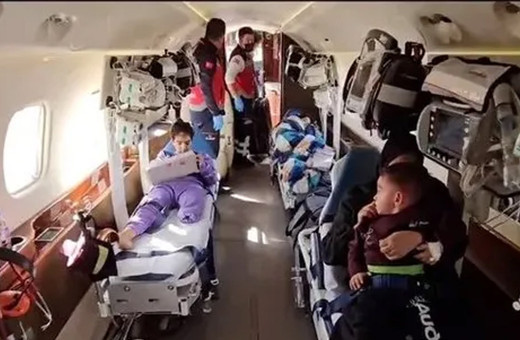 Sağlık Bakanı Fahrettin Koca Gazze'den gelen üç yaralı çocuğu karşıladı