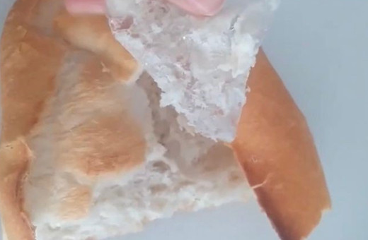 Yemek için aldığı ekmeğin içerisinden çıkanı görünce gözlerine inanamadı