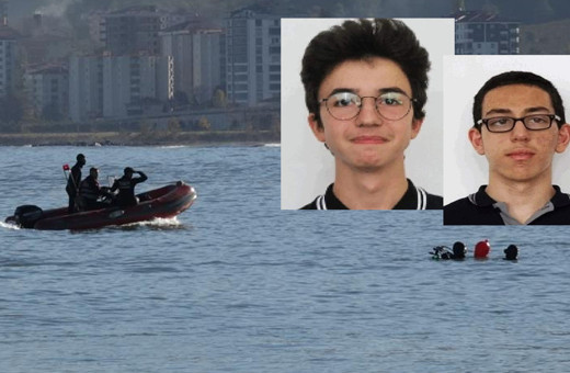 Fotoğraf çektirmek isterken dalgalara kapılıp kaybolan gençlerin son görüntüleri ortaya çıktı