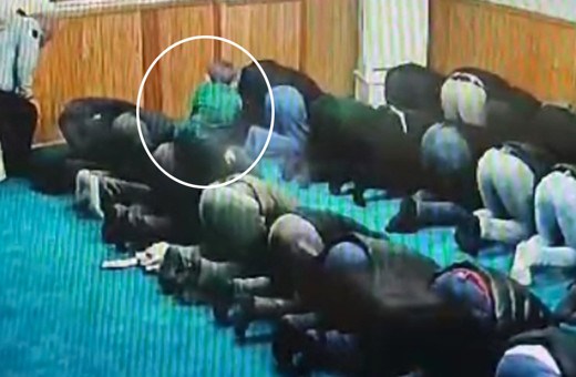 Cuma namazını kılan babanın sırtına küçük oğlu çıkarsa... O anlar güvenlik kamerasında