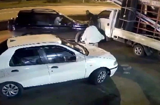 Acemi şoför önce kamyona, sonra insanlara çarptı! Her şey 63 saniyede oldu