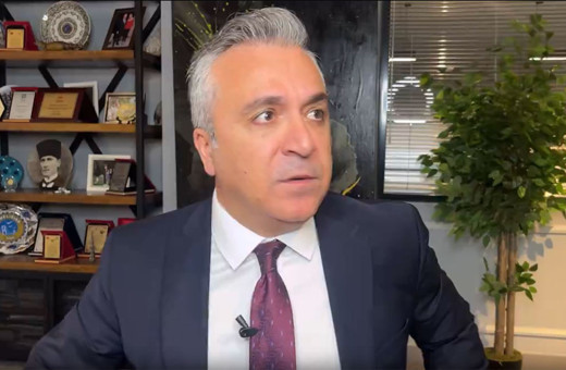 Deprem anı! Özgür Erdursun emekli maaş zammını anlatırken deprem oldu işte o anlar