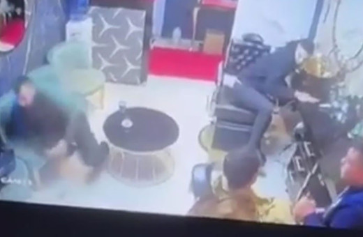 Berber dükkanında traş olurken silahlı saldırıya uğradı. Saldırı anı kamerada