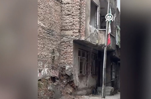 Diyarbakır’da boş bina kendiliğinden çöktü
