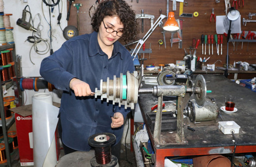 Kadın bobinaj ustası, hem dededen öğrendi hem fakülteyi bitirdi!