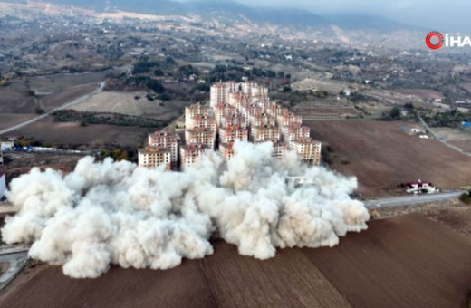 Kahramanmaraş’ta ağır hasarlı binalar patlayıcılarla yıkılıyor