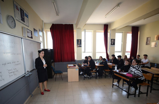 Sınıfta kalbi duran öğrenciyi, öğretmeninin kalp masajı yaşama döndürdü