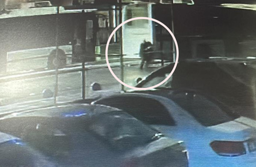 Kayan İETT otobüsünü durdurmak isteyen şoför ezildi! Feci ölüm kamerada